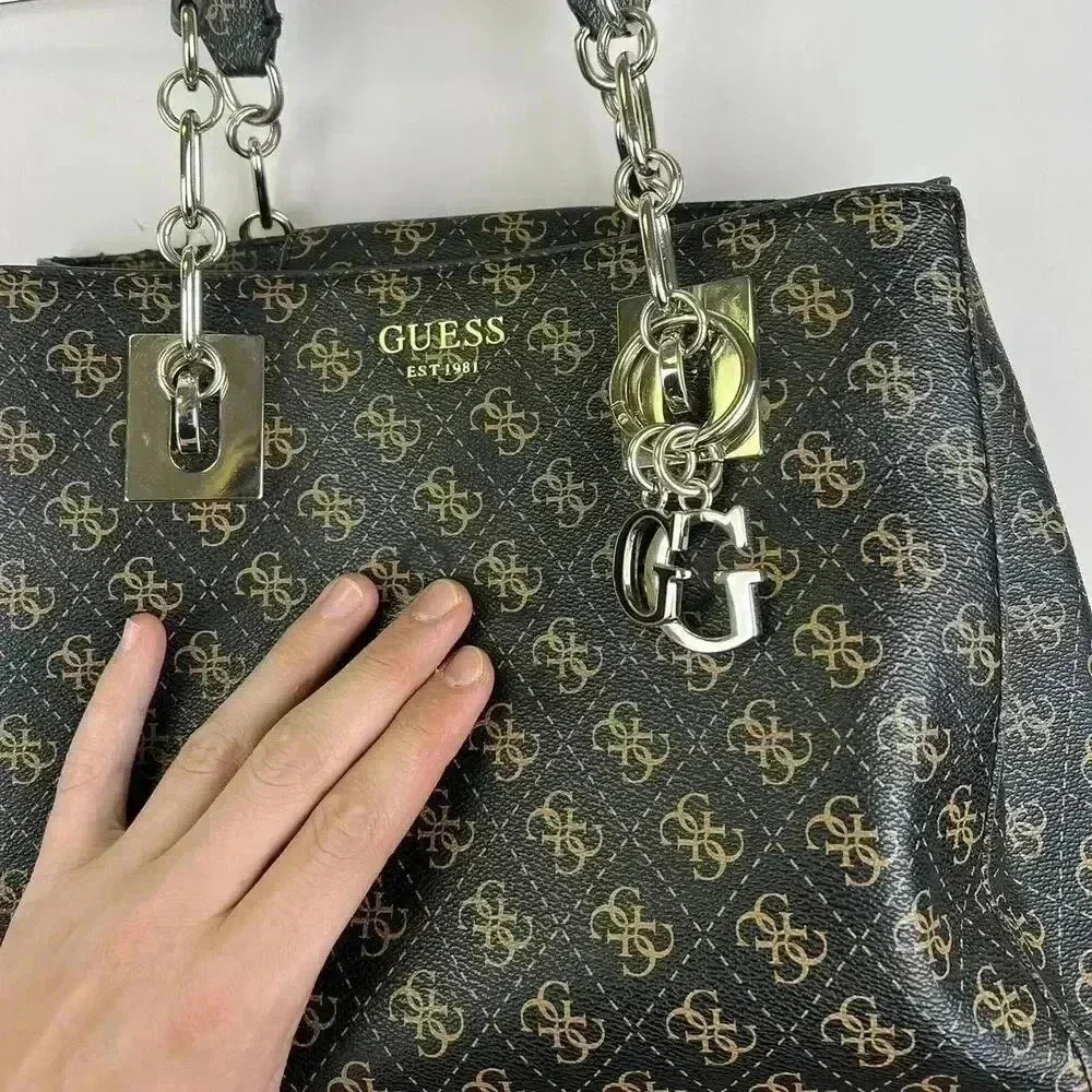 Guess Signature Pattern Tote Bag With Chain Detail - image 3